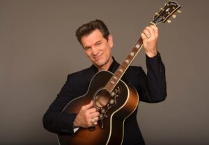 Chris Isaak chega ao Brasil pela primeira vez e destaca Elvis como o verdadeiro rei do rock