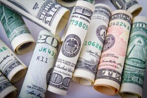 Dólar cai e Ibovespa recua com tensão do debate presidencial e cenário internacional