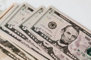 Dólar fecha acima de R$ 5 com inflação forte nos EUA; Ibovespa cai