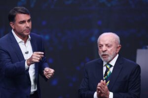 Debate entre Lula e Flávio Bolsonaro termina sem definir voto dos indecisos
