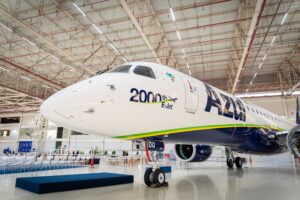Falha no GPS afeta aviões da Embraer e causa cancelamento de voos da Azul