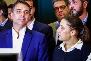 Flávio Bolsonaro promete devolver parte dos gastos via PIX, mas não explica como