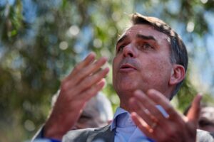 Flávio Bolsonaro promete ‘redemocratizar’ Brasil e critica STF em evento de apoio
