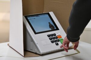 Jovens se mobilizam para virar votos no segundo turno entre Lula e Flávio Bolsonaro