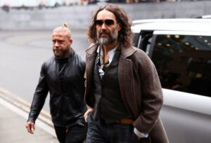 Mulher acusa Russell Brand de tratá-la ‘como um animal’ em julgamento por estupro