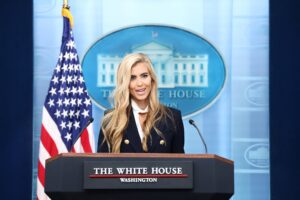 Nova porta-voz da Casa Branca se confunde e chama Trump de marido em coletiva