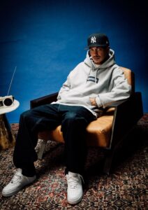 Rapper Sain lança álbum que mistura hip hop com clima de rádio ao vivo