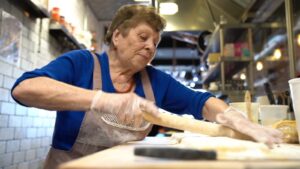 Restaurante nos EUA vira sucesso com avós de várias nacionalidades na cozinha