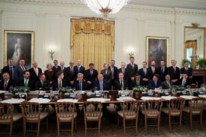 Trump fecha acordo com CEOs de IA para reforçar segurança dos sistemas